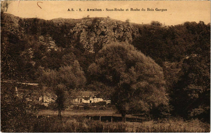 Carte postale ancienne Avallon - Sous-Roche et Roche du Bois Gargan à Avallon