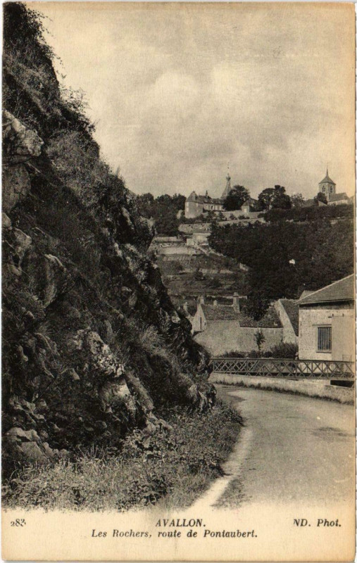 Carte postale ancienne Avallon - Les Rochers à Avallon