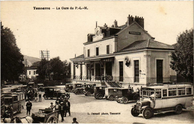 Carte postale ancienne Tonnerre - La Gare du P.-L.-M. à Tonnerre