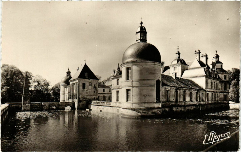 Carte postale ancienne Tanlay - Le Chateau - La Chapelle et les Douves France à Tanlay