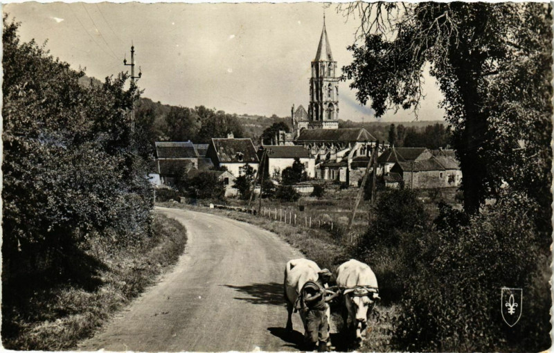 Carte postale ancienne Saint-Pere et sa Splendide Eglise - Env. De Vezelay France à Saint-Père