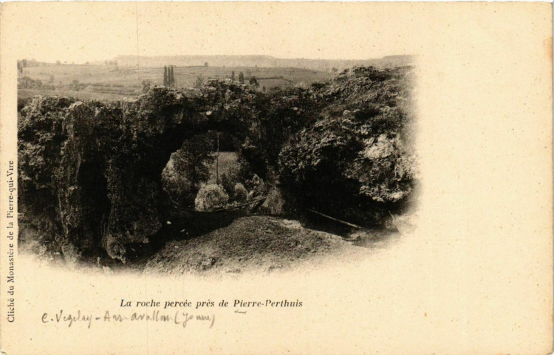 Carte postale ancienne La Roche Percee pres de Pierre-Perthuis France à Pierre-Perthuis