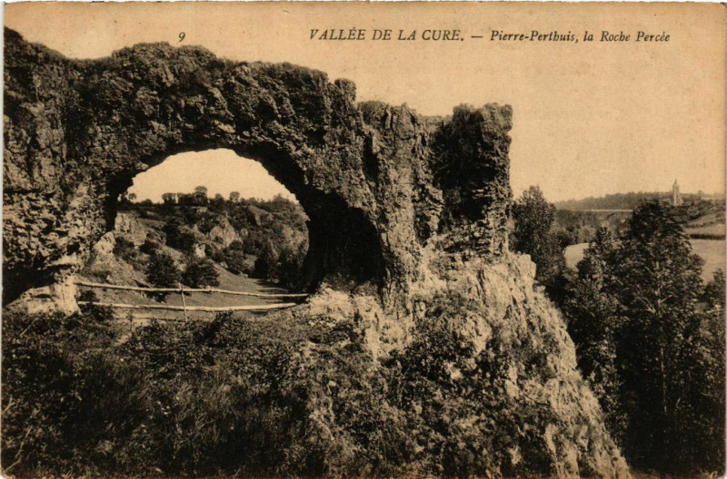 Carte postale ancienne Pierre-Perthuis - La Roche Percee - Vallee de la Cure France à Pierre-Perthuis