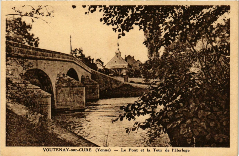 Carte postale ancienne Voutenay-sur-Cure - Le Pont et la Tour de l'Horloge France à Voutenay-sur-Cure