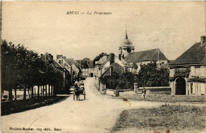 Carte postale ancienne Arces - Les Promenades France à Menades