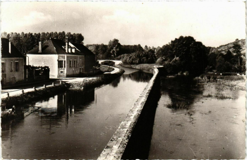 Carte postale ancienne Accolay - Le Canal et la Cure France