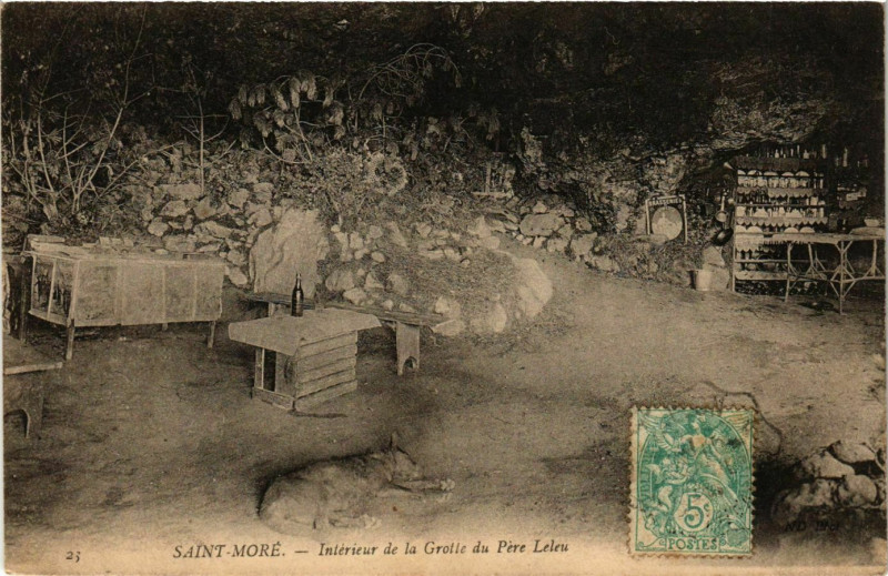 Carte postale ancienne Saint-More - Interieurde la Grotte du Pere Leleu France à Saint-Moré