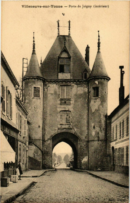 Carte postale ancienne Villenueve-sur-Yonne - Porte de Joigny - Interieur France à Joigny