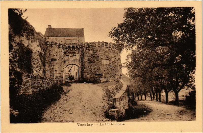 Carte postale ancienne Vezelay - La Porte Neuve France à Vézelay