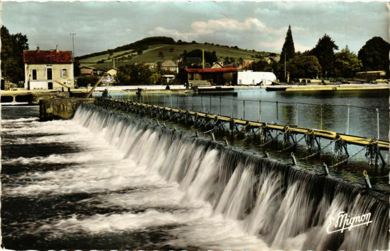 Carte postale ancienne Villenueve-sur-Yonne - Le Barrage France