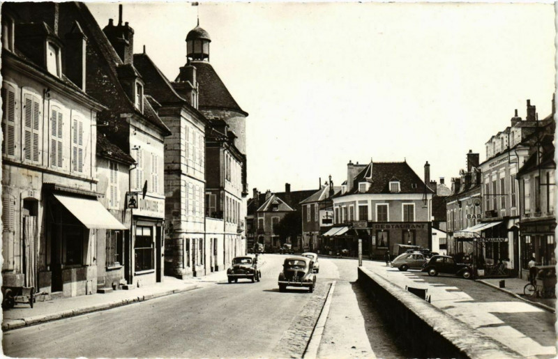 Carte postale ancienne Vermenton - Route Nationale France à Vermenton