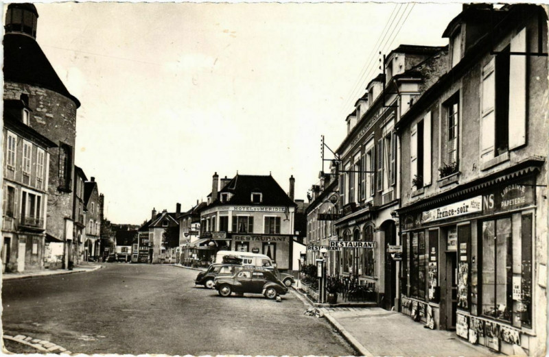 Carte postale ancienne Vermenton - La Route Nationale France à Vermenton