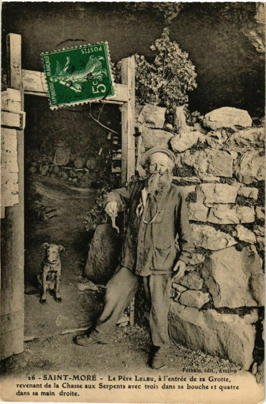 Carte postale ancienne Saint-More - Le Pere Leuleu - a l'Entree de sa Grotte France à Saint-Moré