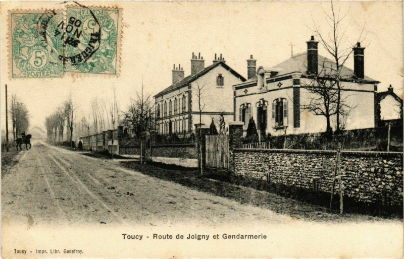 Carte postale ancienne Toucy - Route de Joigny et Gendarmerie France à Toucy