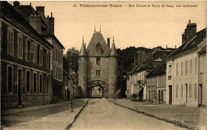 Carte postale ancienne Villenueve-sur-Yonne - Rue Carnot et Porte de Sens France à Sens
