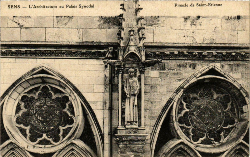 Carte postale ancienne Sens - L'Architecture au Palais Synodal France à Sens