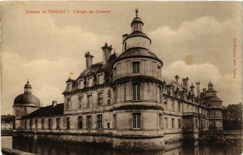 Carte postale ancienne Tanlay - Chateau de Tanlay - L'Angle du Parterre France à Tanlay