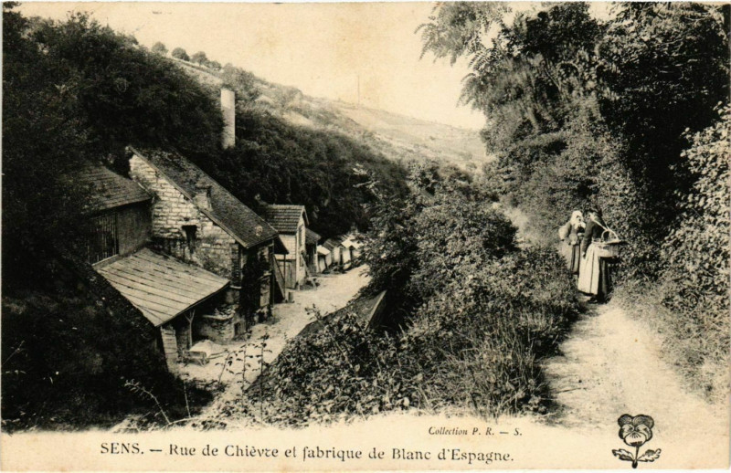 Carte postale ancienne Sens - Rue de Chievre et Fabrique de Blanc d'Espagne France à Sens