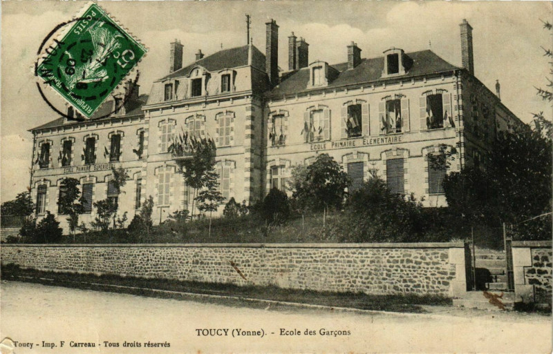 Carte postale ancienne Toucy - Ecole des Garcons France à Toucy