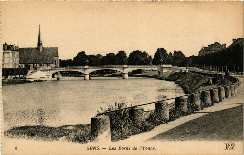 Carte postale ancienne Sens - Les Bords de l'Yonne France à Sens