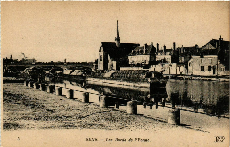 Carte postale ancienne Sens - Les Bords de l'Yonne France à Sens