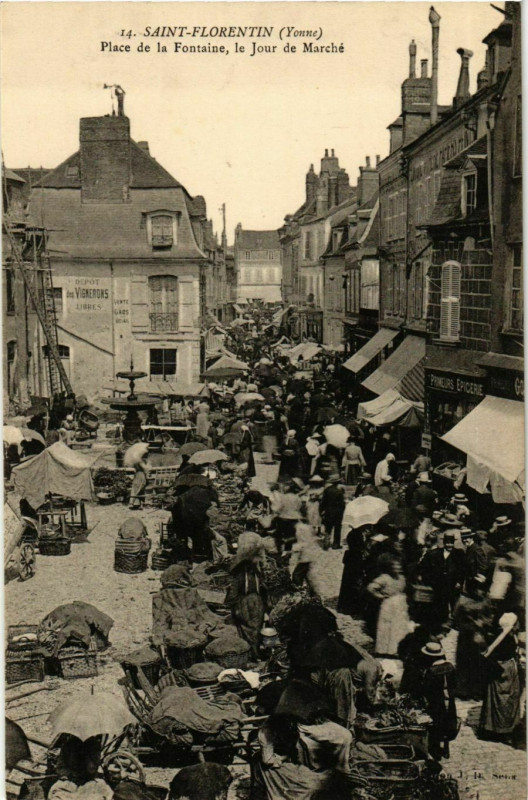 Carte postale ancienne Saint-Florentin - Place de la Fontaine - Le Jour de Marche France à Saint-Florentin