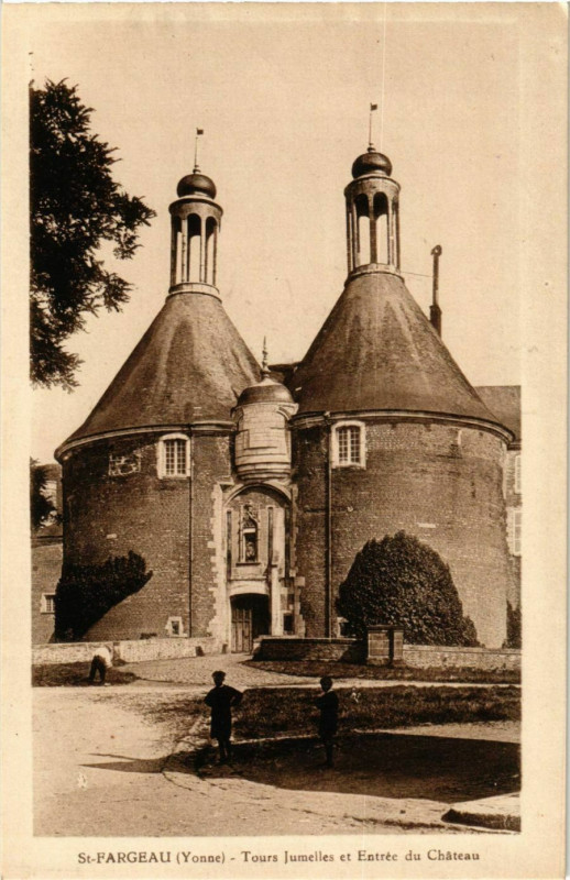 Carte postale ancienne Saint-Fargeau - Tours Jumelles et Entree du Chateau France à Saint-Fargeau