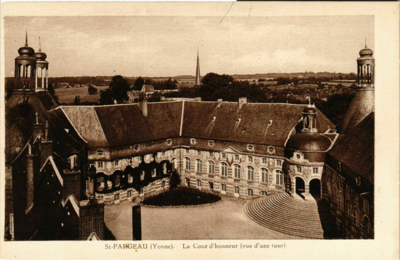 Carte postale ancienne Saint-Fargeau - La Cour d'Honneur - Vue d'une Tour France à Saint-Fargeau