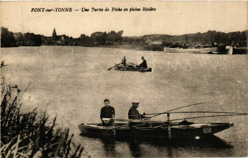 Carte postale ancienne Pont-sur-Yonne - Une Partie de Peche en Pleien Riviere France à Pont-sur-Yonne