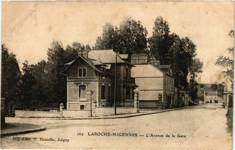Carte postale ancienne Migennes - Laroche-Migennes - L'Avenue de la Gare France à Migennes