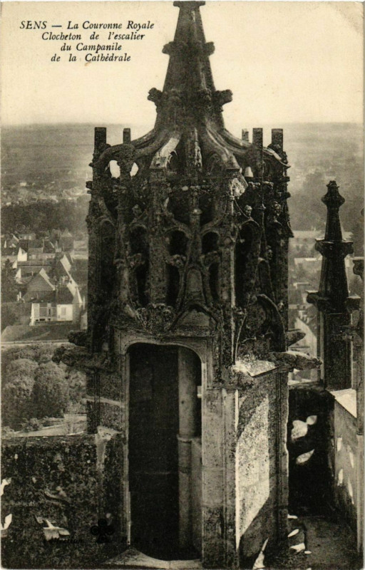 Carte postale ancienne Sens - La Couronne Royale - Clocheton de l'Escalier France à Sens