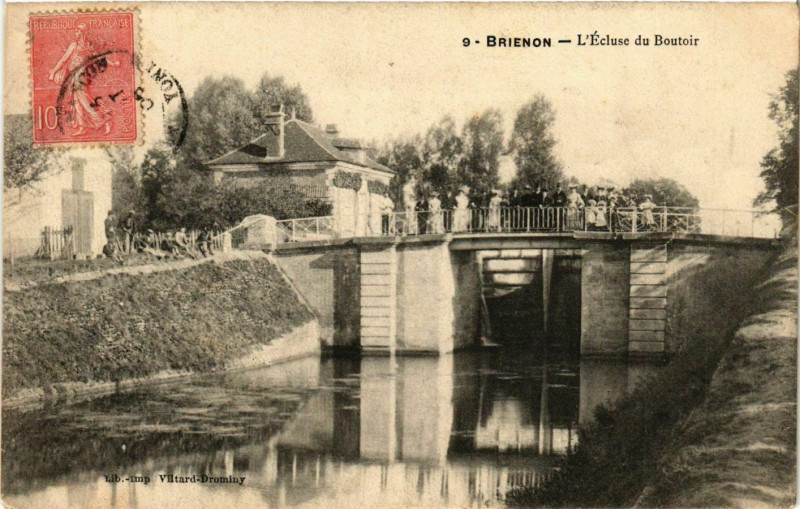 Carte postale ancienne Brienon - L'Ecluse du Boutoir France
