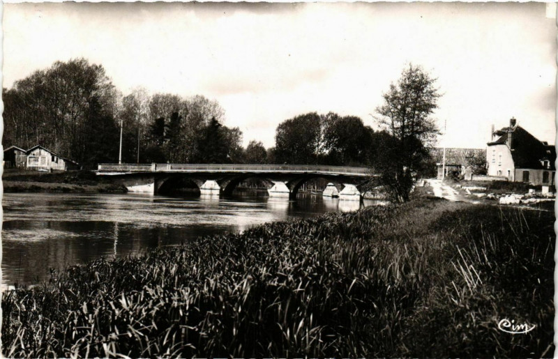 Carte postale ancienne Coulanges-sur-Yonne - Le Pont France à Coulanges-sur-Yonne