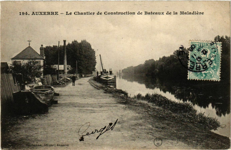 Carte postale ancienne Auxerre - Le Chantier de Construction de Bateaux France à Auxerre