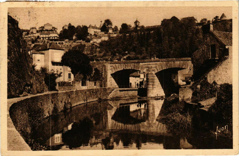 Carte postale ancienne Avallon - Cousin-le-Pont - Vue sur les Alleux France à Avallon