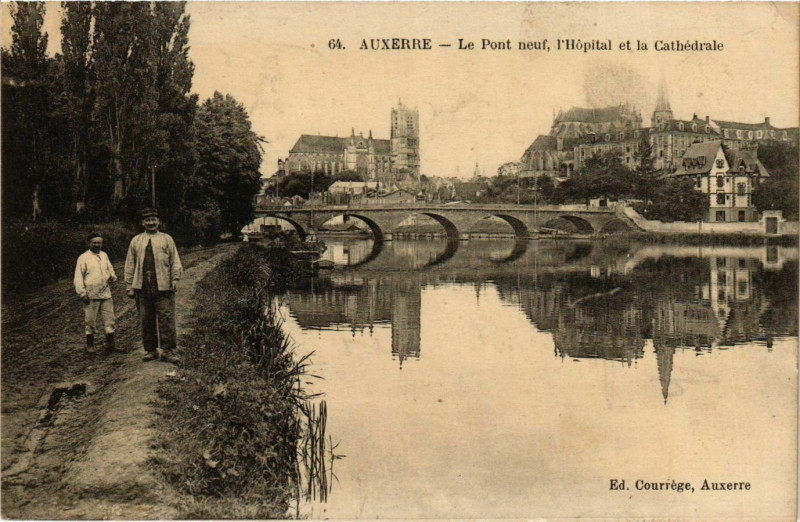 Carte postale ancienne Auxerre - Le Pont Neuf - L'Hopital et la Cathedrale France à Auxerre