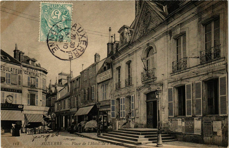 Carte postale ancienne Auxerre - Place de l'Hotel-de-Ville France à Auxerre