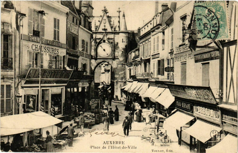 Carte postale ancienne Auxerre - Place de l'Hotel-de-Ville France à Auxerre
