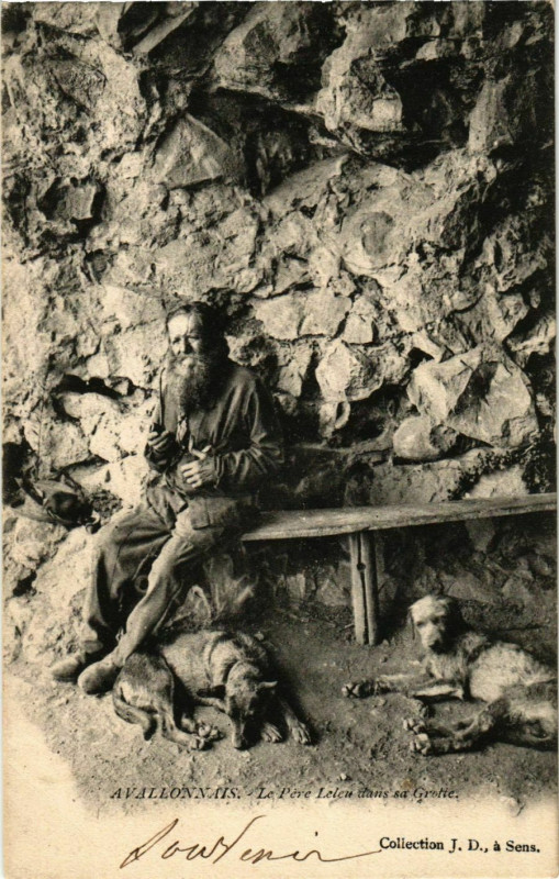 Carte postale ancienne Avallon - Avallonnais - La Pere Leleu dans sa Grotte France à Avallon