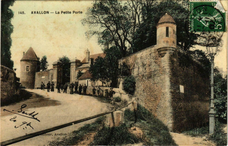 Carte postale ancienne Avallon - La Petite Porte France à Avallon