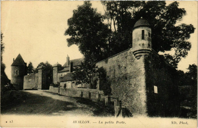 Carte postale ancienne Avallon - La Petite Porte France à Avallon