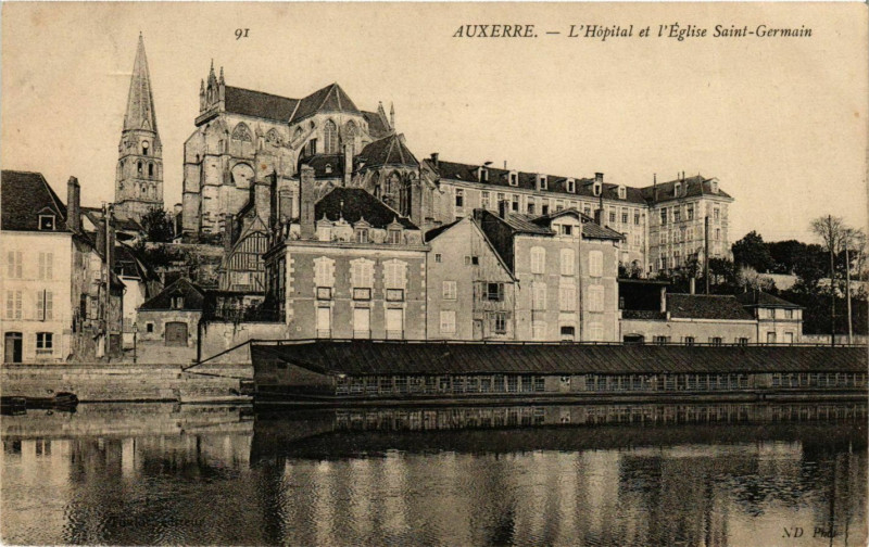 Carte postale ancienne Auxerre - L'Hopital et l'Eglise Saint-Germain France à Auxerre
