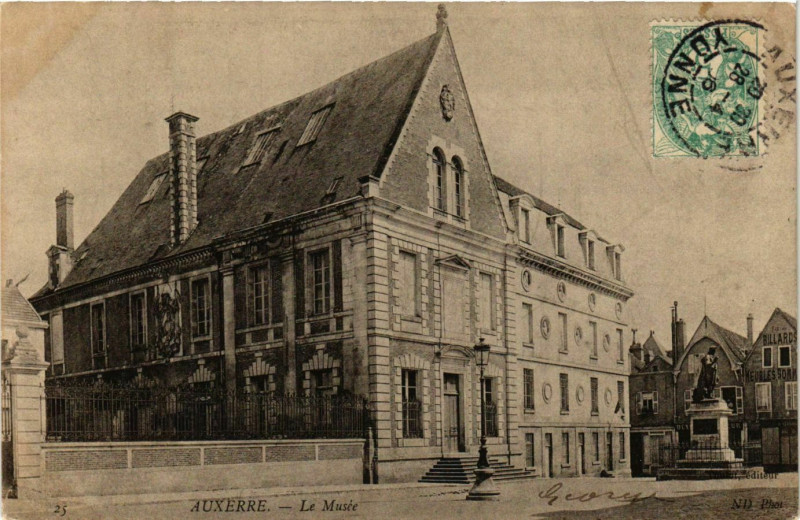Carte postale ancienne Auxerre - Le Musee France à Auxerre