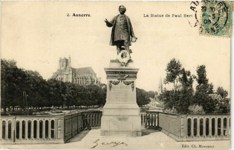 Carte postale ancienne Auxerre - La Statue de Paul Bert France à Auxerre
