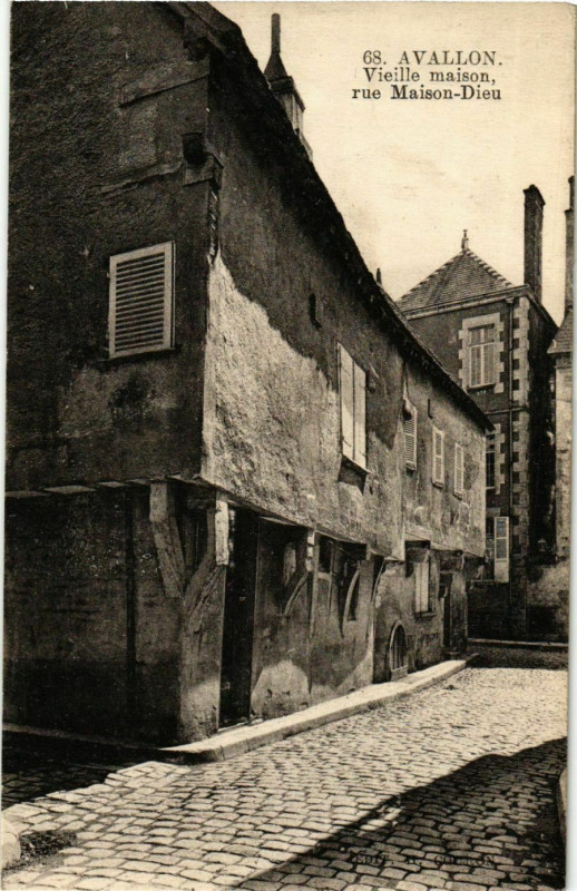 Carte postale ancienne Avallon - Vieille Maison - Rue Maison-Dieu France à Avallon