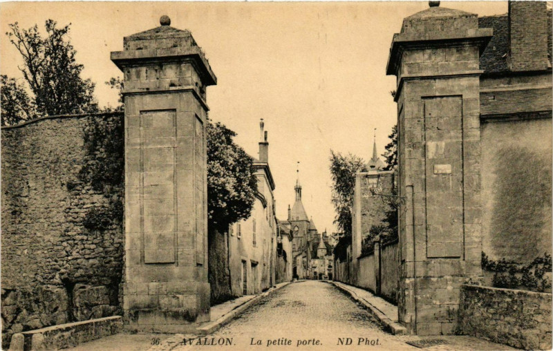 Carte postale ancienne Avallon - La Petite Porte France à Avallon
