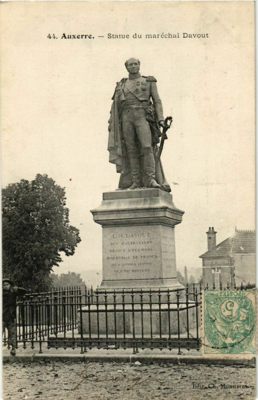 Carte postale ancienne Auxerre - Statue du Marechal Davout France à Auxerre