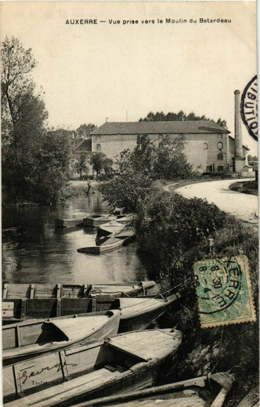Carte postale ancienne Auxerre - Vue prise vers le Moulin du Batardeau France à Auxerre