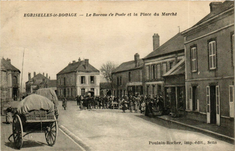 Carte postale ancienne Egriselles-le-Bocage Bureau de Poste et Plae du Marché à Égriselles-le-Bocage