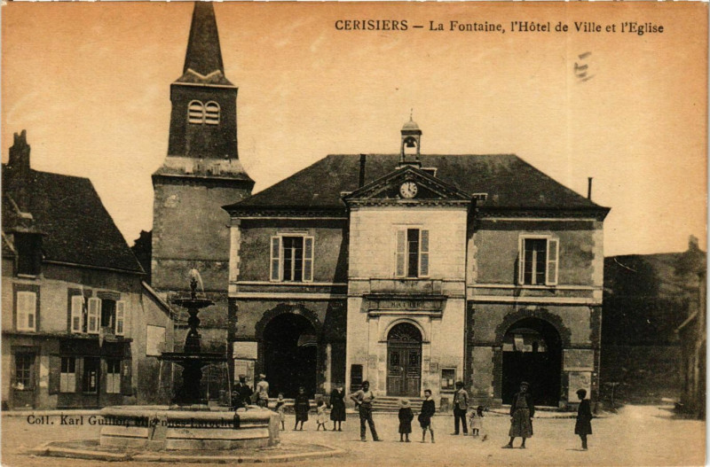 Carte postale ancienne Cerisiers La Fontaine Hotel de Ville et Eglise à Cerisiers